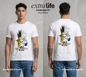 La Prueba del Cazador | El Asesino del Rayo #01702 - Playera Standard Fit | Pure White - Foto en modelo