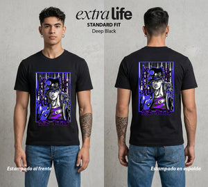 La Extrana Aventura | El Tiempo Detenido #01765 - Playera Standard Fit | Deep Black - Foto en modelo
