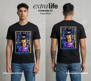 La Extrana Aventura | El Tiempo Detenido #01775 - Playera Standard Fit | Deep Black - Foto en modelo