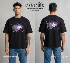 La Extrana Aventura | La Doble Personalidad #01782 - Playera Oversized Premium | Deep Black - Foto en modelo