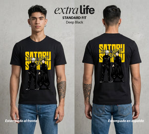 El Arte de las Maldiciones | El Coleccionista de Maldiciones #01850 - Playera Standard Fit | Deep Black - Foto en modelo
