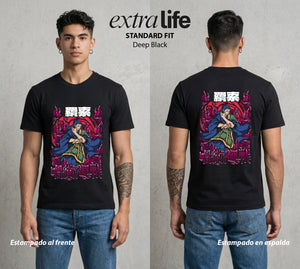 El Arte de las Maldiciones | El Recipiente Milenario #01869 - Playera Standard Fit | Deep Black - Foto en modelo