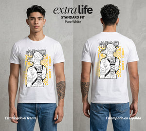 El Arte de las Maldiciones | Nueve a Cinco y Mas #01897 - Playera Standard Fit | Pure White - Foto en modelo