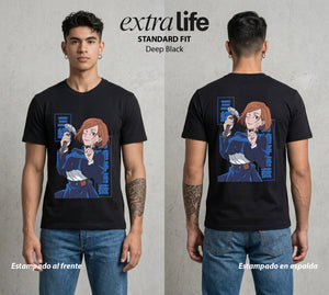 El Arte de las Maldiciones | Clavo y Voluntad #01908 - Playera Standard Fit | Deep Black - Foto en modelo