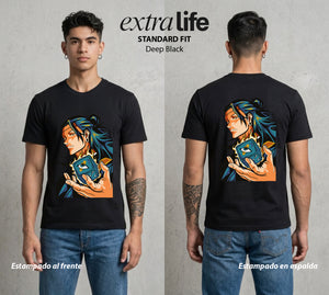 El Arte de las Maldiciones | La Coleccion del Caos #01928 - Playera Standard Fit | Deep Black - Foto en modelo
