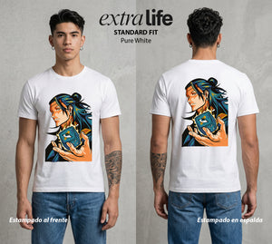 El Arte de las Maldiciones | La Coleccion del Caos #01928 - Playera Standard Fit | Pure White - Foto en modelo