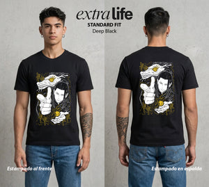 El Arte de las Maldiciones | El Que Se Perdio #01929 - Playera Standard Fit | Deep Black - Foto en modelo