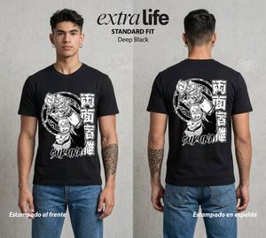 El Arte de las Maldiciones | El Rey de las Maldiciones #01940 - Playera Standard Fit | Deep Black - Foto en modelo