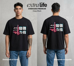El Arte de las Maldiciones | El Rey de las Maldiciones #01945 - Playera Oversized Premium | Deep Black - Foto en modelo