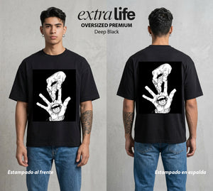El Arte de las Maldiciones | El Rey de las Maldiciones #01946 - Playera Oversized Premium | Deep Black - Foto en modelo