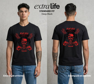 El Arte de las Maldiciones | El Rey de las Maldiciones #01968 - Playera Standard Fit | Deep Black - Foto en modelo