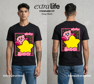 El Reino Rosa | La Bola Rosa #02093 - Playera Standard Fit | Deep Black - Foto en modelo