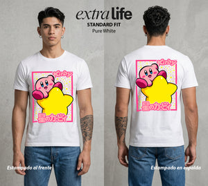 El Reino Rosa | La Bola Rosa #02093 - Playera Standard Fit | Pure White - Foto en modelo