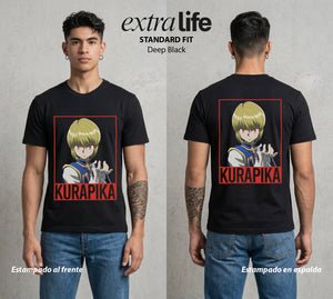 La Prueba del Cazador | La Venganza Escarlata #02138 - Playera Standard Fit | Deep Black - Foto en modelo