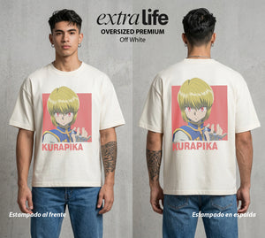 La Prueba del Cazador | Los Ojos en Llamas #02142 - Playera Oversized Premium | Off White - Foto en modelo