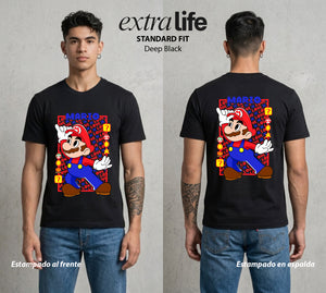 El Reino del Fontanero | El Viajero del Reino #02214 - Playera Standard Fit | Deep Black - Foto en modelo