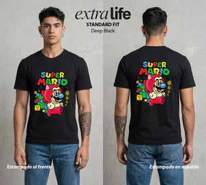 El Reino del Fontanero | El Viajero del Reino #02242 - Playera Standard Fit | Deep Black - Foto en modelo