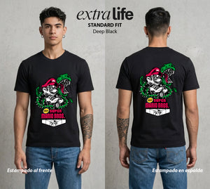 El Reino del Fontanero | El Viajero del Reino #02250 - Playera Standard Fit | Deep Black - Foto en modelo