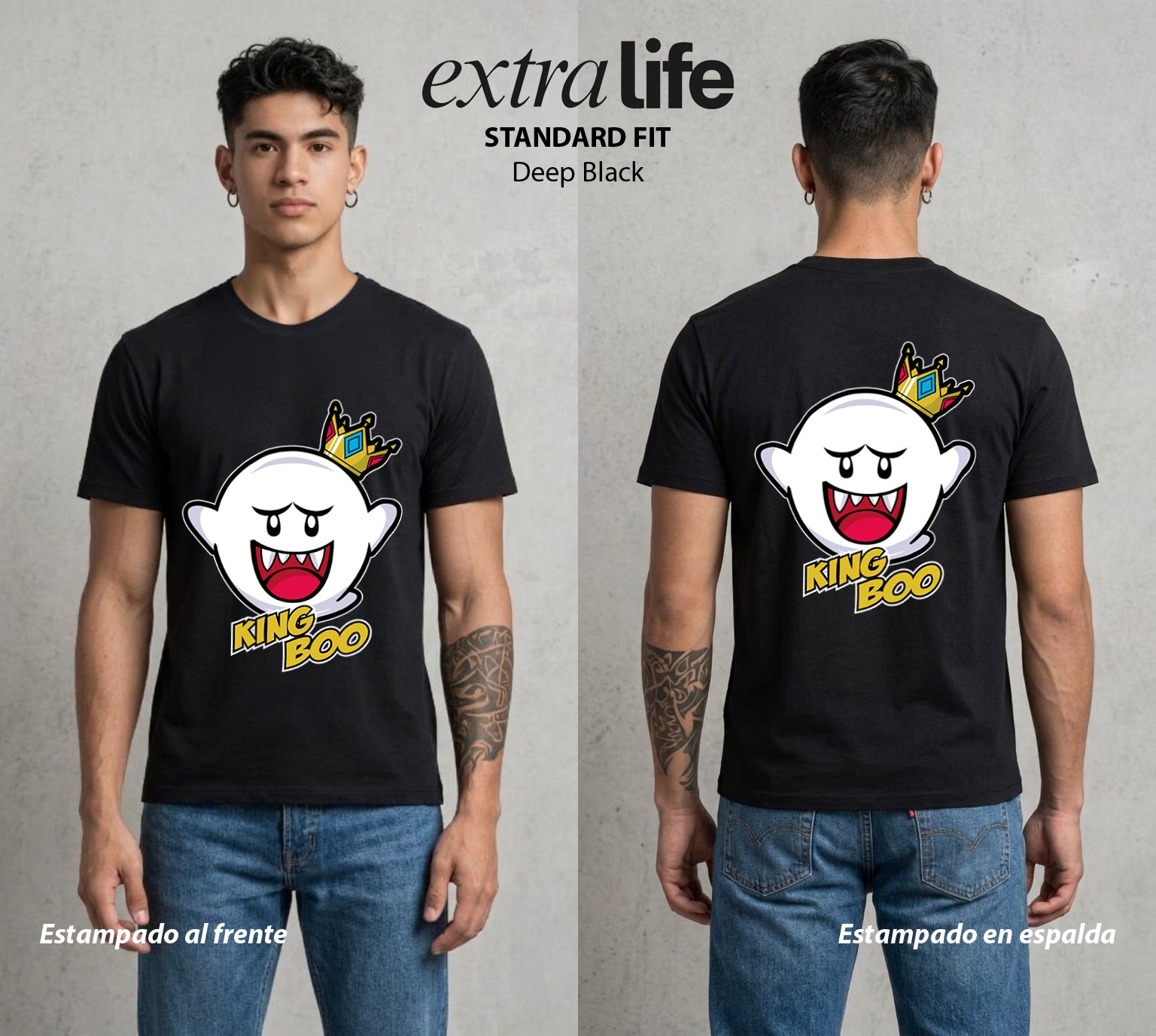 El Reino del Fontanero | El Viajero del Reino #02272 - Playera Standard Fit | Deep Black - Foto en modelo
