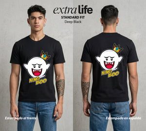 El Reino del Fontanero | El Viajero del Reino #02272 - Playera Standard Fit | Deep Black - Foto en modelo