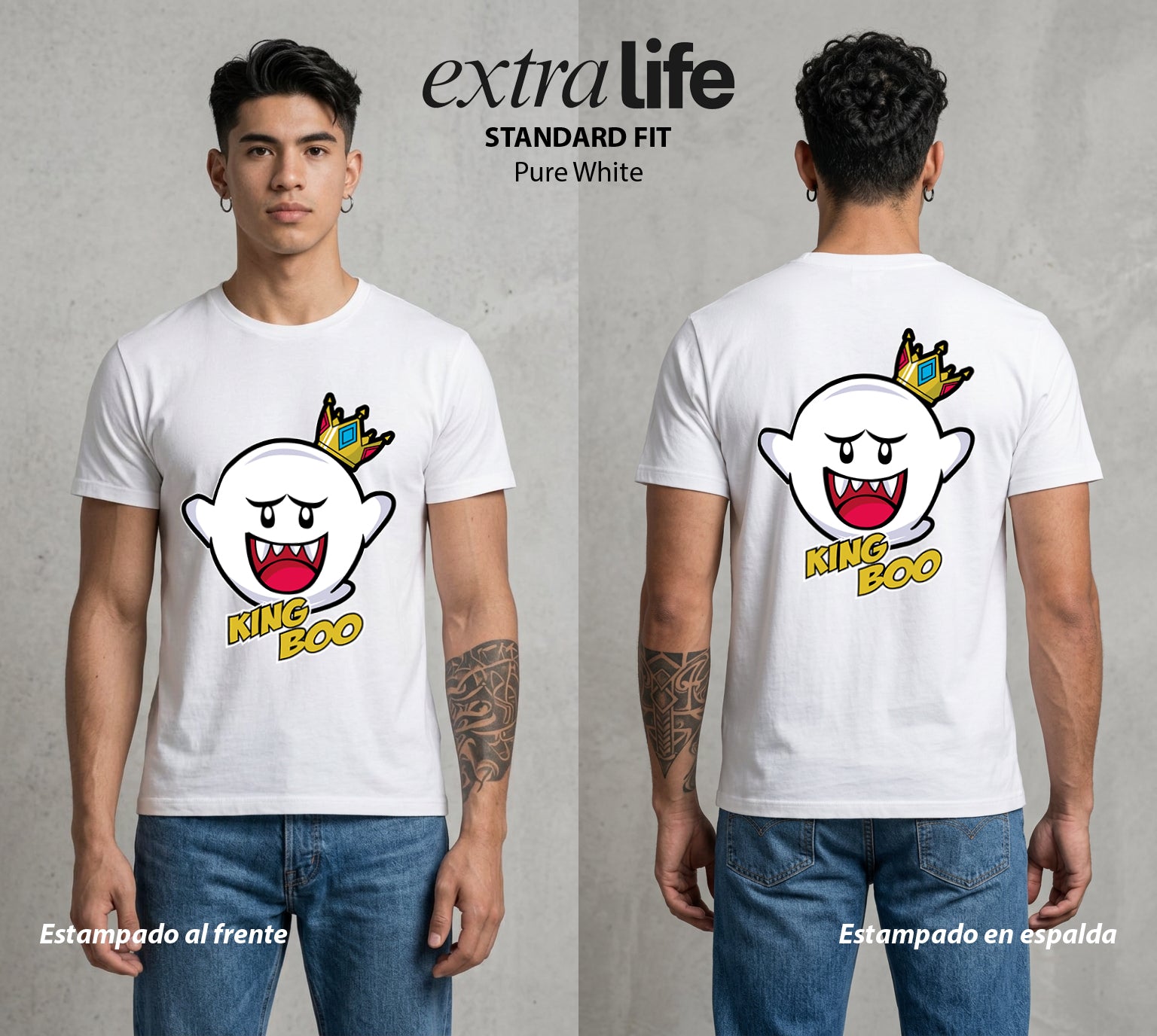El Reino del Fontanero | El Viajero del Reino #02272 - Playera Standard Fit | Pure White - Foto en modelo