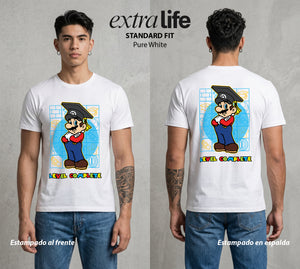 El Reino del Fontanero | El Fontanero Estelar en su Graduacion #02300 - Playera Standard Fit | Pure White - Foto en modelo