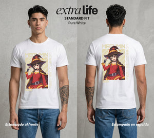 La Otra Vida del Heroe | La Maga del Boom #02440 - Playera Standard Fit | Pure White - Foto en modelo