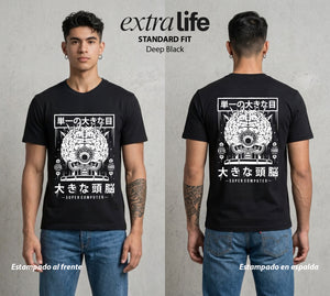 La Cazadora Intergalactica | El Cerebro del Cosmos #02445 - Playera Standard Fit | Deep Black - Foto en modelo