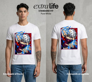 La Academia de Heroes | El Fuego del Clan #02490 - Playera Standard Fit | Pure White - Foto en modelo