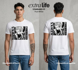 La Academia de Heroes | Plumas y Velocidad #02502 - Playera Standard Fit | Pure White - Foto en modelo