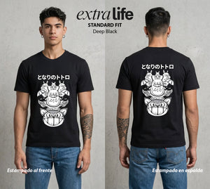 El Estudio del Viento | El Espiritu Amistoso #02596 - Playera Standard Fit | Deep Black - Foto en modelo