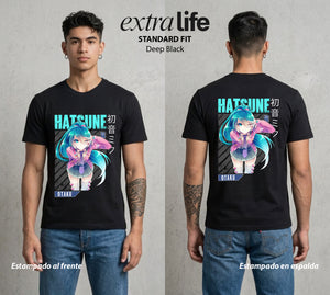 La Voz Vocaloid | La Voz Digital #02600 - Playera Standard Fit | Deep Black - Foto en modelo