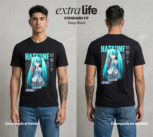 La Voz Vocaloid | El Vocaloid del Bien #02605 - Playera Standard Fit | Deep Black - Foto en modelo