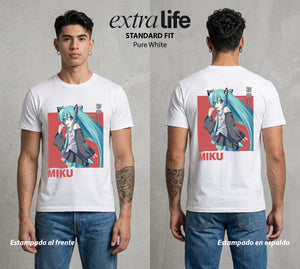 La Voz Vocaloid | La Voz Digital #02606 - Playera Standard Fit | Pure White - Foto en modelo