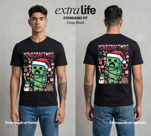 El Mundo de Cubos | Navidad en el Cubo #02607 - Playera Standard Fit | Deep Black - Foto en modelo