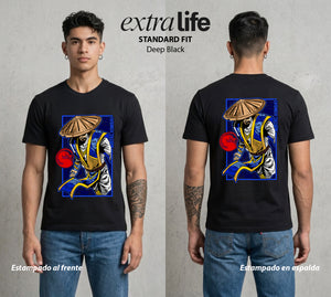 El Torneo Mortal | El Rayo del Torneo #02634 - Playera Standard Fit | Deep Black - Foto en modelo