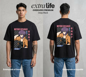 La Conciencia Digital | La Comandante del Futuro #02638 - Playera Oversized Premium | Deep Black - Foto en modelo