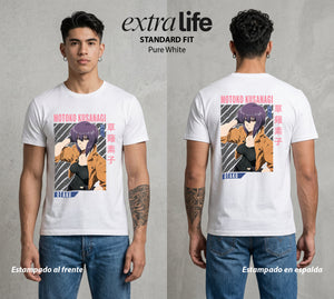La Conciencia Digital | La Comandante del Futuro #02638 - Playera Standard Fit | Pure White - Foto en modelo