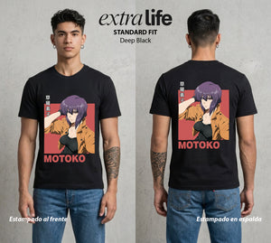 La Conciencia Digital | La Comandante del Futuro #02642 - Playera Standard Fit | Deep Black - Foto en modelo