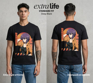 La Conciencia Digital | La Conciencia del Mañana #02644 - Playera Standard Fit | Deep Black - Foto en modelo
