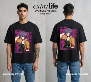 La Conciencia Digital | La Comandante del Futuro #02646 - Playera Oversized Premium | Deep Black - Foto en modelo