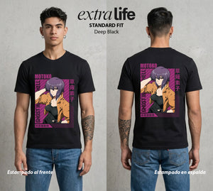 La Conciencia Digital | La Comandante del Futuro #02646 - Playera Standard Fit | Deep Black - Foto en modelo