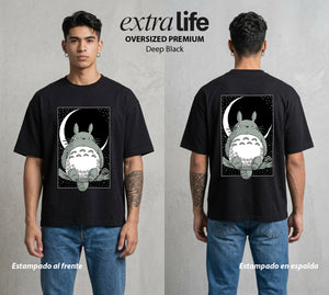 El Estudio del Viento | El Vecino del Bosque #02684 - Playera Oversized Premium | Deep Black - Foto en modelo