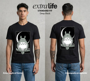 El Estudio del Viento | El Vecino del Bosque #02684 - Playera Standard Fit | Deep Black - Foto en modelo