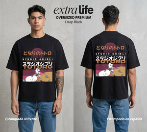 El Estudio del Viento | La Niña y el Espiritu #02693 - Playera Oversized Premium | Deep Black - Foto en modelo