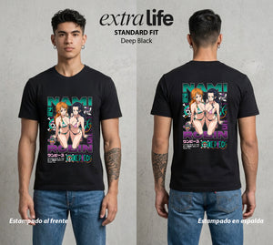 Mar de los Piratas | La Navegante #02698 - Playera Standard Fit | Deep Black - Foto en modelo