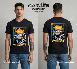 La Aldea Oculta | El Niño del Amor #02721 - Playera Standard Fit | Deep Black - Foto en modelo