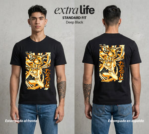 La Aldea Oculta | Zorro de Nueve Colas #02722 - Playera Standard Fit | Deep Black - Foto en modelo