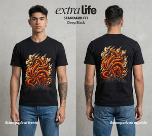 La Aldea Oculta | Spiritu del Zorro #02732 - Playera Standard Fit | Deep Black - Foto en modelo