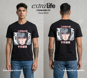 La Aldea Oculta | Zorro de Nueve Colas #02929 - Playera Standard Fit | Deep Black - Foto en modelo